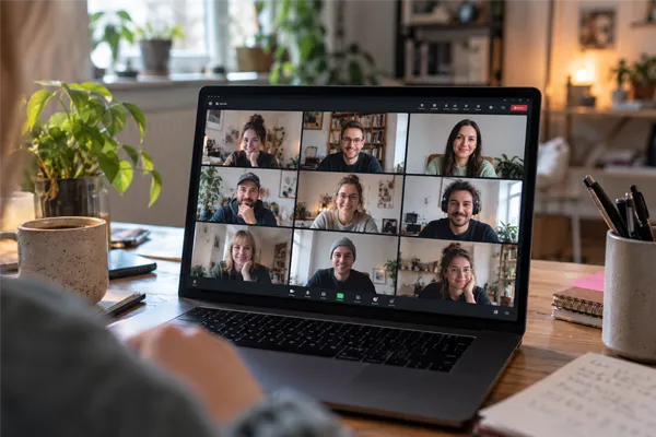 Laptop mit Videokonferenz: Teilnehmende in einer Kachelansicht